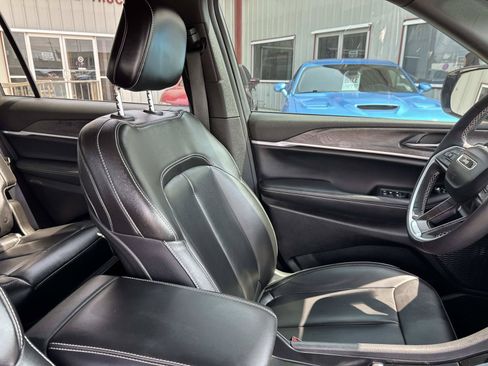 Used 2024 Jeep Grand Cherokee L Limited RWD image 10
