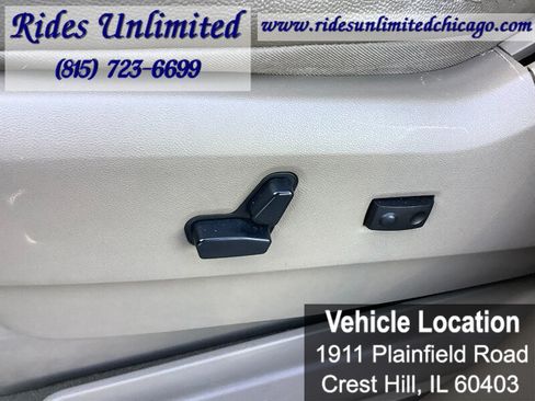Used 2014 Chrysler Town & Country Touring FWD image 13