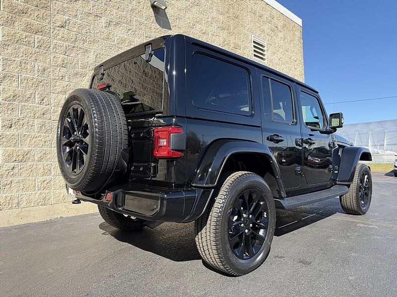 Used 2022 Jeep Wrangler Unlimited Sahara AWD/4WD image 3