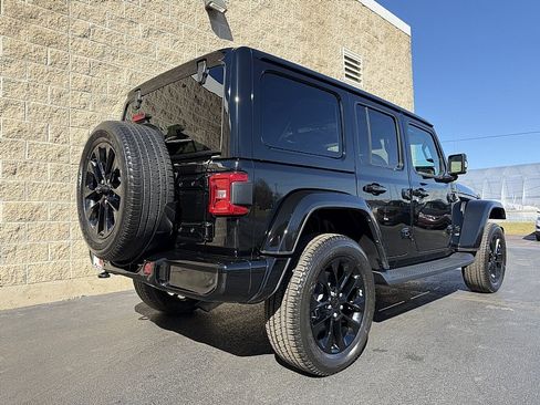 Used 2022 Jeep Wrangler Unlimited Sahara AWD/4WD image 3