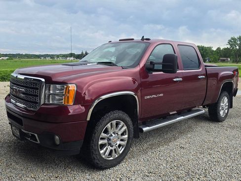Used 2013 GMC Sierra 2500 Denali w/ Suspension Package, Off-Road AWD/4WD image 2