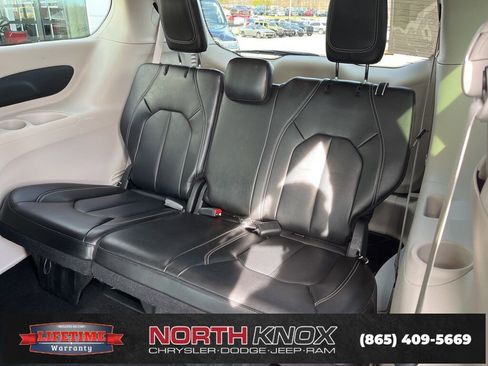 Used 2024 Chrysler Pacifica Touring-L image 15