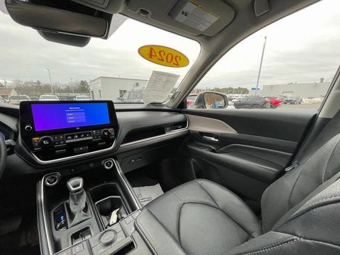 Used 2024 Toyota Grand Highlander Limited image 14