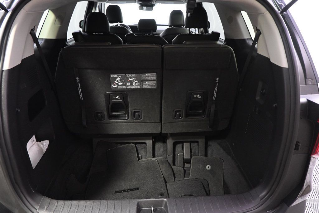 Used 2025 Kia Carnival FWD image 19