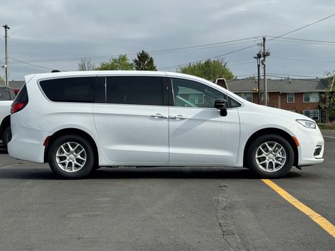 New 2026 Chrysler Pacifica Select image 8