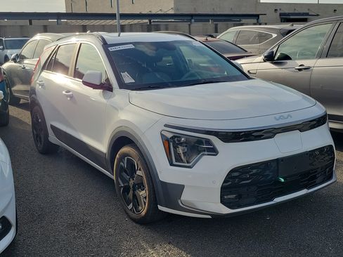 Used 2024 Kia Niro Wave w/ Wave Preserve Package FWD image 3