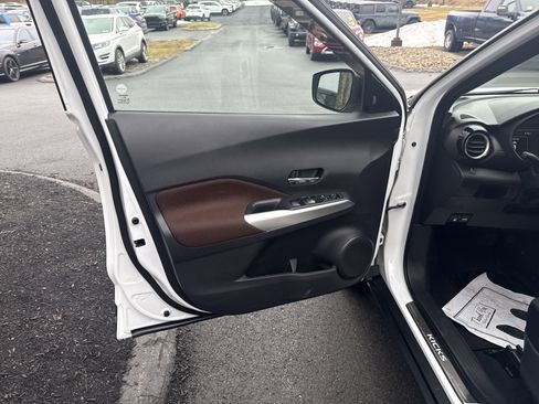 Used 2018 Nissan Kicks SR w/ Interior Electronics Package image 12