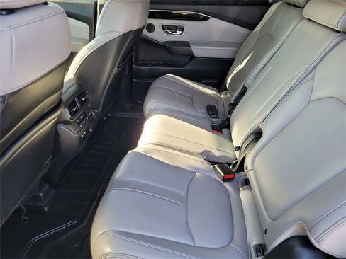 Used 2023 Honda Pilot Touring image 12