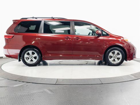 Used 2019 Toyota Sienna LE w/ Outdoor Package FWD image 13