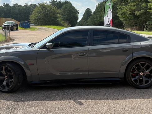 Used 2018 Dodge Charger R/T RWD image 4