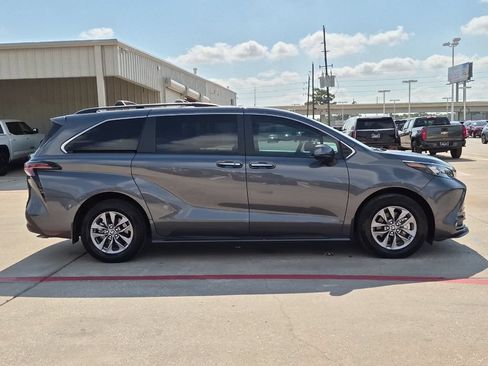 Certified 2025 Toyota Sienna XLE FWD image 7