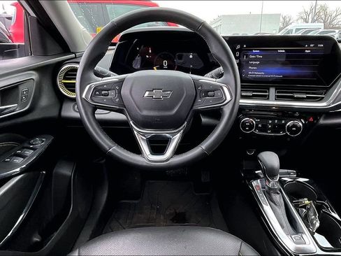 Used 2025 Chevrolet Trax ACTIV FWD image 8