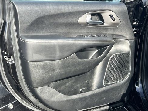 Used 2025 Chrysler Pacifica Select image 15