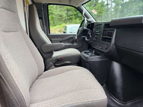 Used 2017 Chevrolet Express 3500 RWD image 9