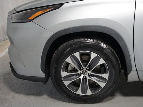Used 2023 Toyota Highlander XLE image 5