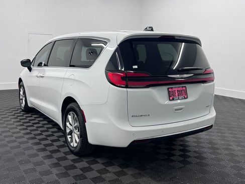 Used 2025 Chrysler Pacifica Select AWD/4WD image 3