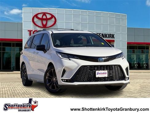 Used 2025 Toyota Sienna XSE image 1