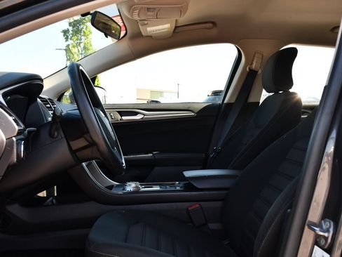 Used 2018 Ford Fusion SE w/ Fusion SE Technology Package FWD image 11