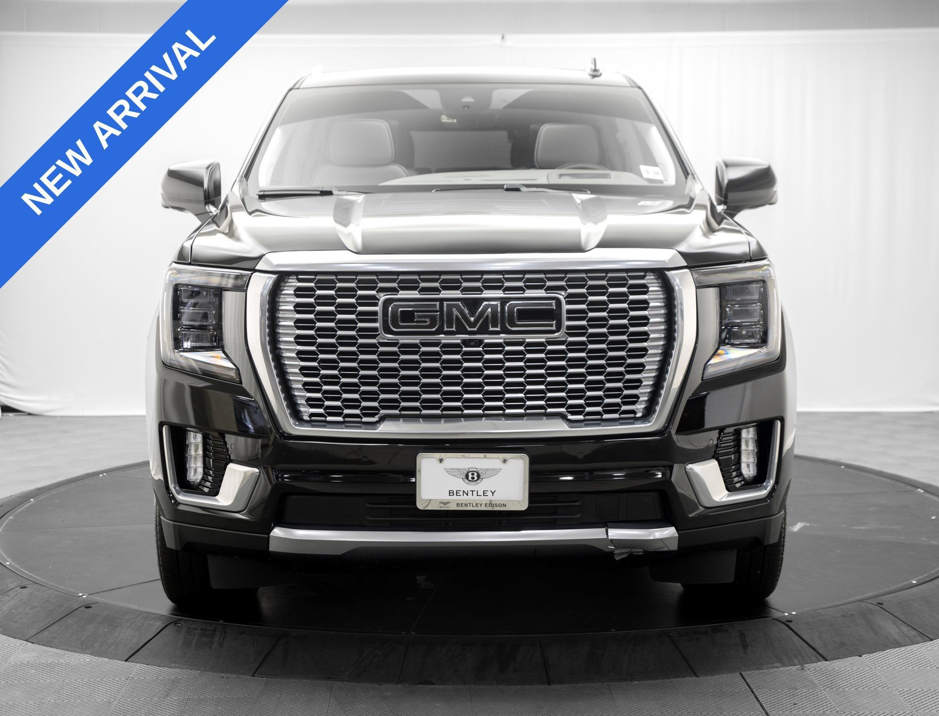 Used 2023 GMC Yukon Denali w/ Advanced Technology Package AWD/4WD image 2