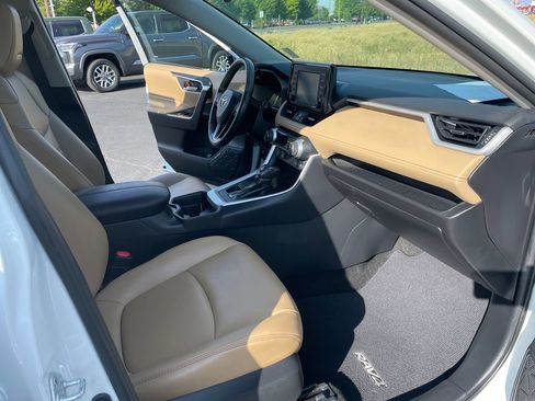 Certified 2021 Toyota RAV4 XLE Premium AWD/4WD image 19