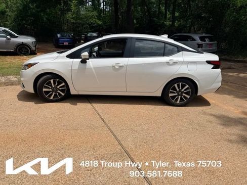 Used 2022 Nissan Versa SV FWD image 5