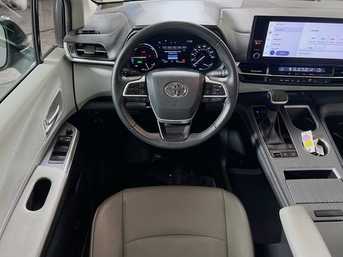Certified 2025 Toyota Sienna XLE FWD image 19