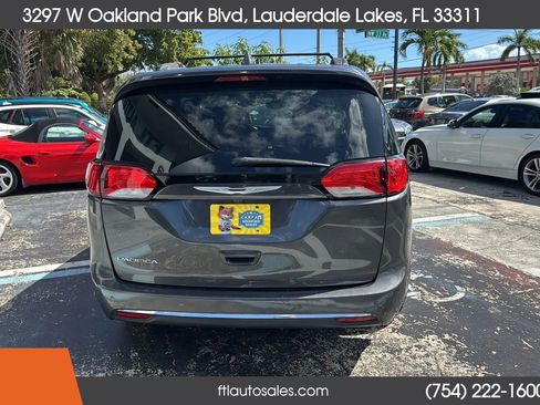 Used 2017 Chrysler Pacifica Touring-L image 34