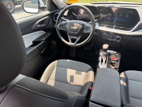 Used 2025 Chevrolet Trax LT w/ Driver Confidence Package FWD image 14