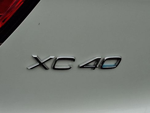 Certified 2023 Volvo XC40 B5 Ultimate w/ Protection Package Premier image 31