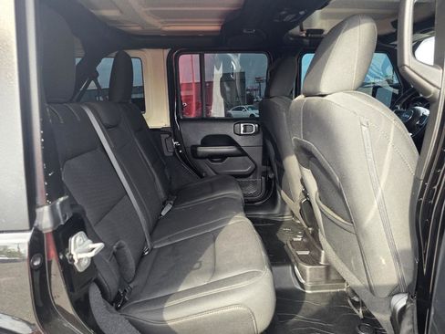 Used 2018 Jeep Wrangler Unlimited Sahara image 14