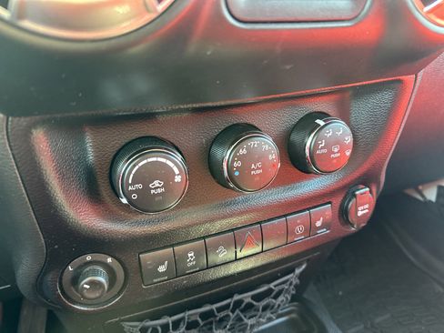 Used 2015 Jeep Wrangler Unlimited Rubicon image 20