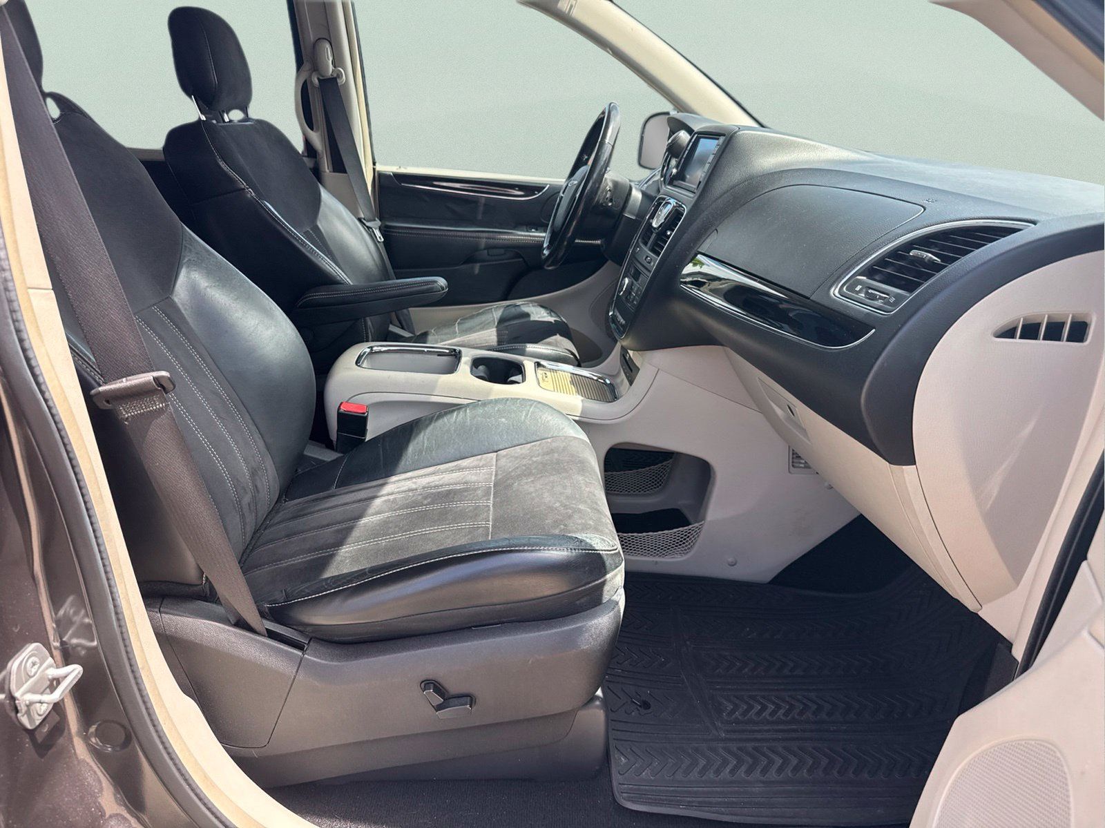 Certified 2016 Chrysler Town & Country Limited FWD image 36