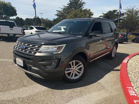 Used 2017 Ford Explorer XLT w/ Equipment Group 201A image 3