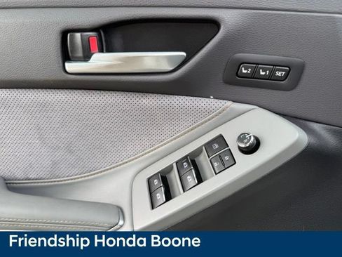 Used 2019 Toyota Avalon Touring w/ Advanced Safety Package FWD image 16