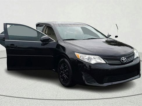 Used 2014 Toyota Camry LE image 8