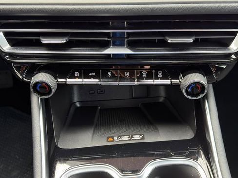 Certified 2025 Chevrolet Traverse LT w/ Midnight/Sport Edition image 18