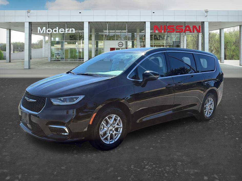 Used 2024 Chrysler Pacifica Touring-L FWD image 1