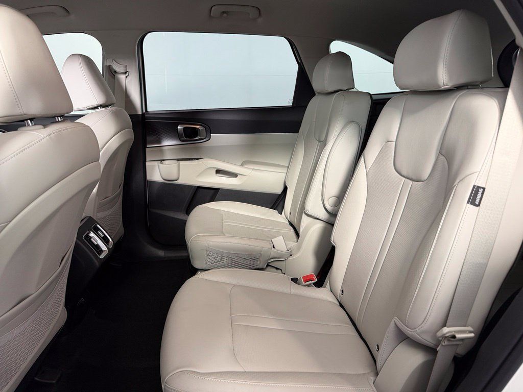 Used 2025 Kia Sorento EX AWD/4WD image 19