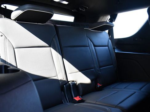 Used 2023 GMC Yukon SLT w/ SLT Premium Package AWD/4WD image 19