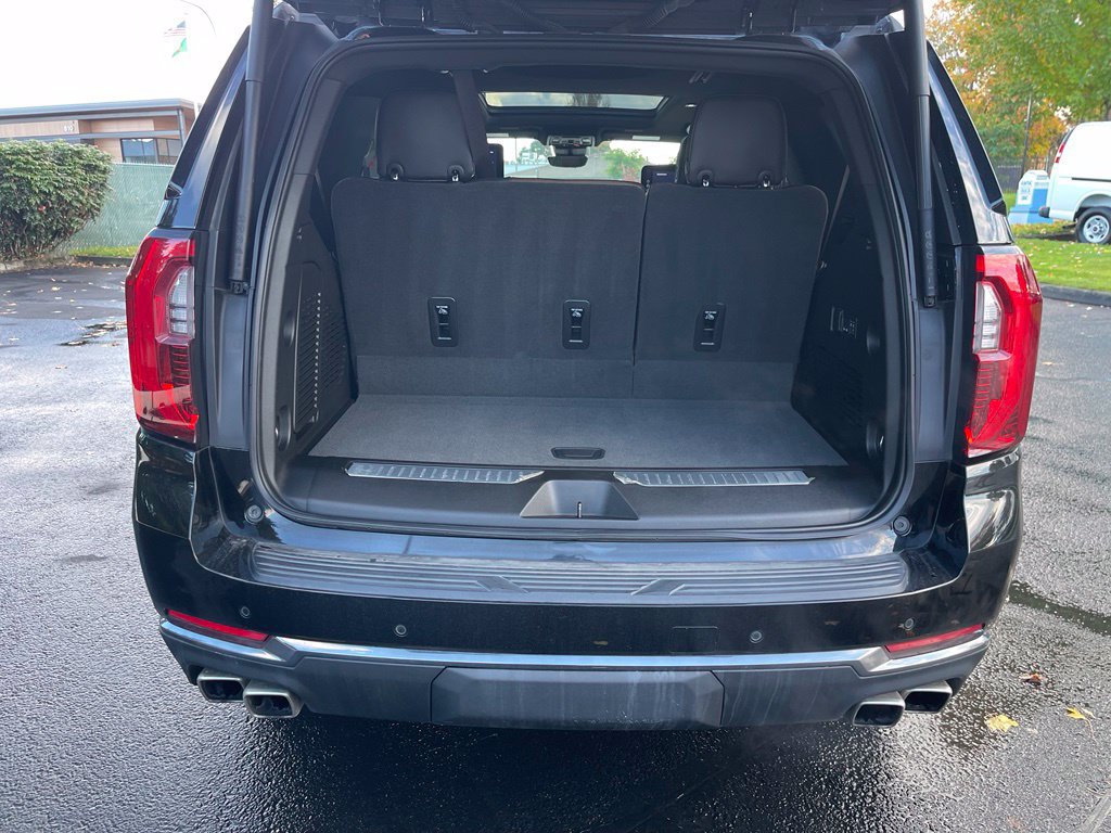 Used 2025 GMC Yukon Denali Ultimate w/ LPO, Floor Liner Package AWD/4WD image 4