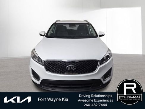 Used 2017 Kia Sorento LX w/ LX Convenience Package image 3