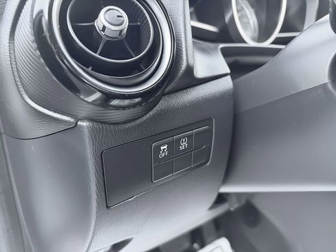 Used 2019 Toyota Yaris XLE image 22