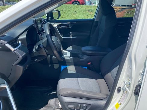 Used 2022 Toyota RAV4 XLE FWD image 6