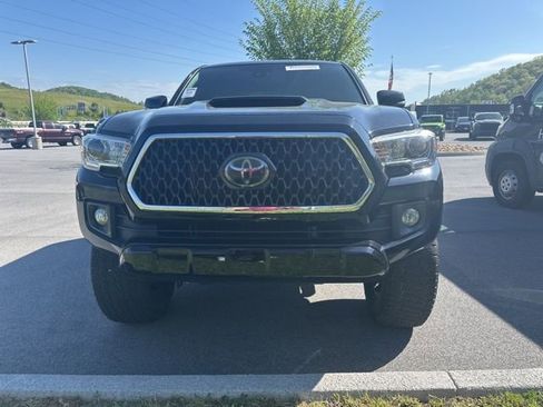 Used 2018 Toyota Tacoma TRD Sport image 8
