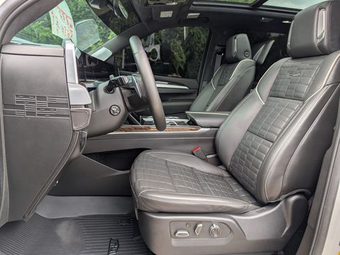 Used 2025 Cadillac Escalade Sport Platinum w/ LPO, ONYX Package AWD/4WD image 5
