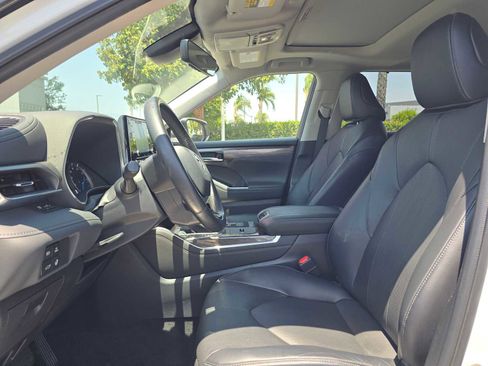 Used 2022 Toyota Highlander Limited FWD image 25