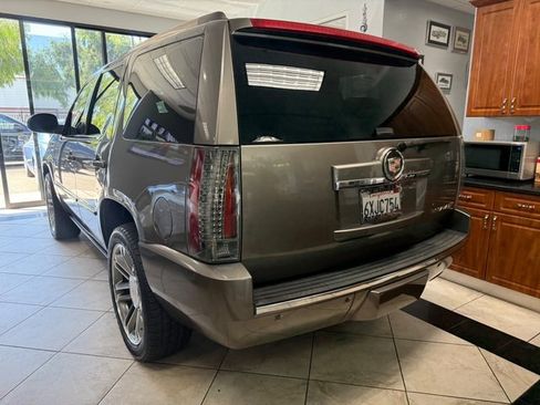 Used 2013 Cadillac Escalade Premium RWD image 23