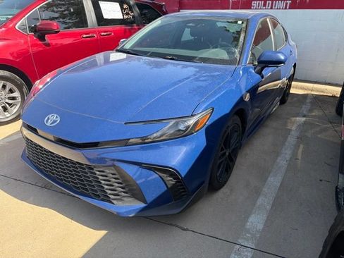 Used 2025 Toyota Camry SE FWD image 1