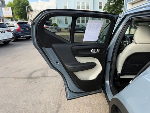 Used 2022 Volvo XC40 T5 Momentum w/ Premium Package AWD/4WD image 37