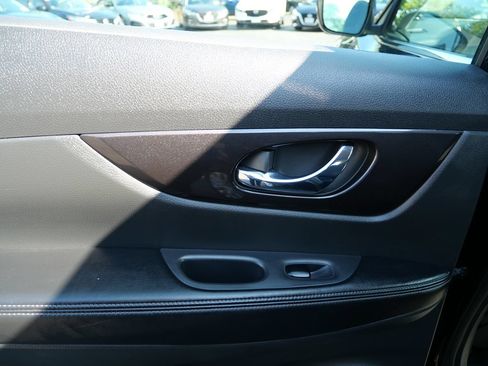 Used 2018 Nissan Rogue S AWD/4WD image 23